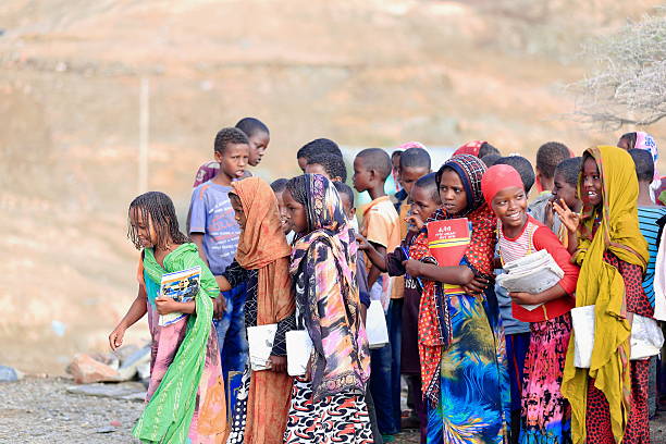 lokale mädchen-jungen, um ihre klassenzimmer zu betreten. berahile-äthiopien. 0396 - ethiopian people stock-fotos und bilder