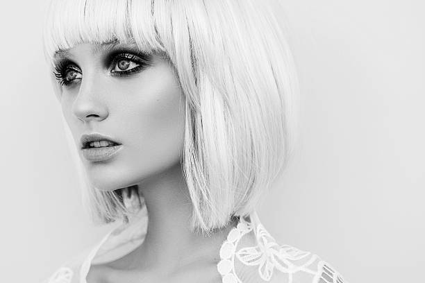 mulher bonita com cheio de estilo de cabelo - hairstyle black and white women fashion imagens e fotografias de stock