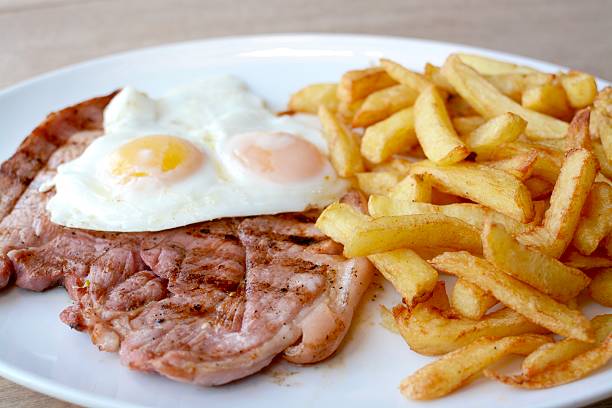 gammon, ovo e batata chips - two eggs - fotografias e filmes do acervo