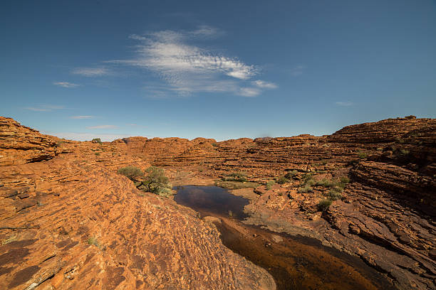 czerwone klify i wodociąg kings canyon, australia - alice springs australian culture desert kings canyon zdjęcia i obrazy z banku zdjęć