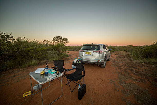 camp situé dans l’outback australien au crépuscule - emu australia northern territory outback photos et images de collection