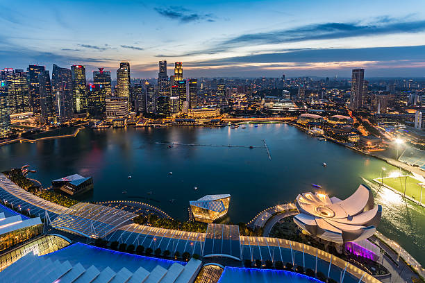 istock Singapore's financial district at night 611320754