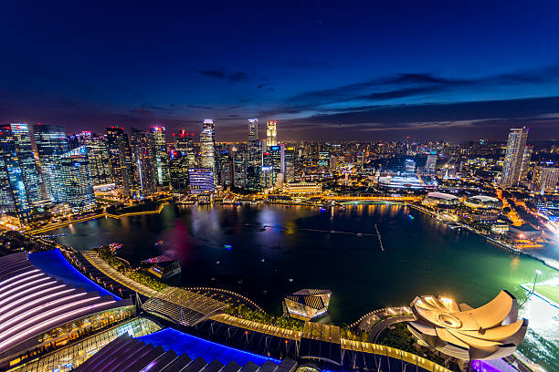 istock Singapore's financial district at night 611320798