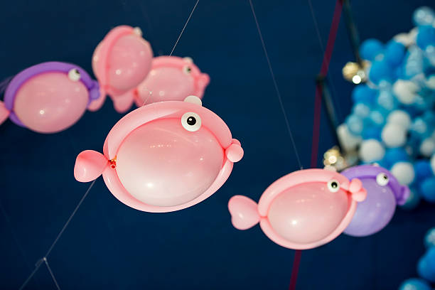 ballon à poissons - balloon twisted shape animal photos et images de collection
