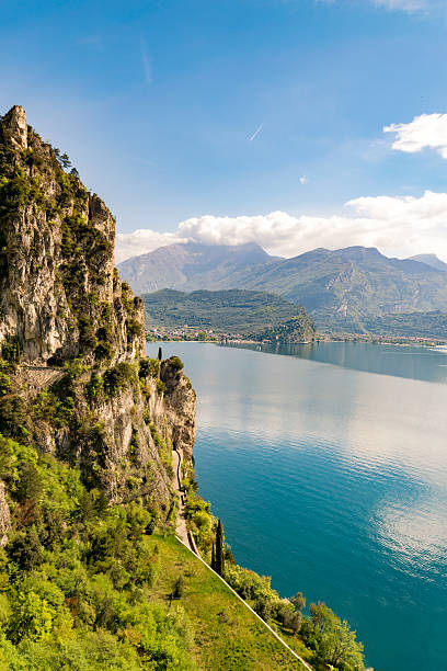 panoramy z przepiękne jezioro garda otoczony przez góry. - mountain landscape rock european alps zdjęcia i obrazy z banku zdjęć