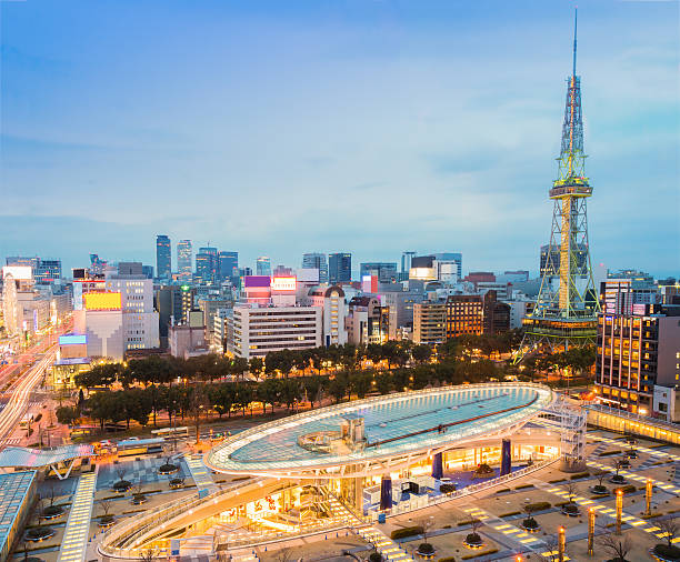 nagoya, japan skyline mit nagoya tv tower in der dämmerung. - non urban scene fotos stock-fotos und bilder