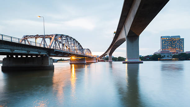 istock Bangkok Bridge building across the Chao Phraya river after sunset 611331390