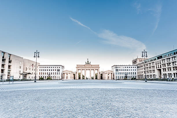 Calle junto a la Puerta de Brandenburgo contra el cielo - foto de stock