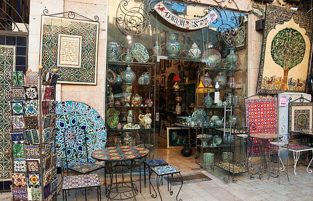 tienda de cerámica pintada a mano de arman darian en jerusalén. - armenian ethnicity fotografías e imágenes de stock