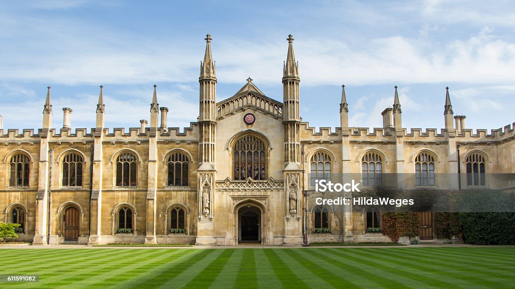 Edificio histórico de la universidad en Cambridge, Reino Unido - Foto de stock de Universidad de Cambridge libre de derechos