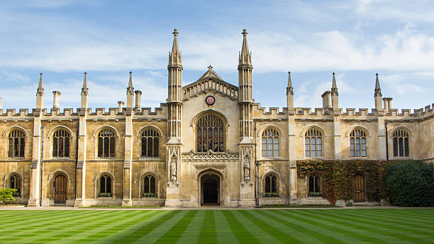 edificio histórico de la universidad en cambridge, reino unido - university courtyard uk cambridge fotografías e imágenes de stock