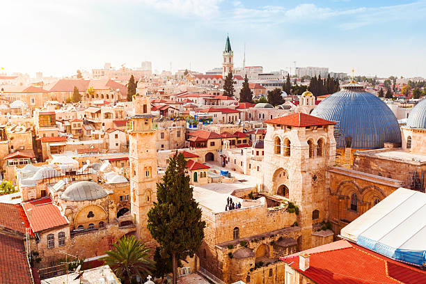 ciudad vieja de jerusalén desde arriba. iglesia del santo sepulcro. - jerusalem fotografías e imágenes de stock