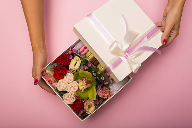istock Flowers and macaroons in a hat-box 611615726