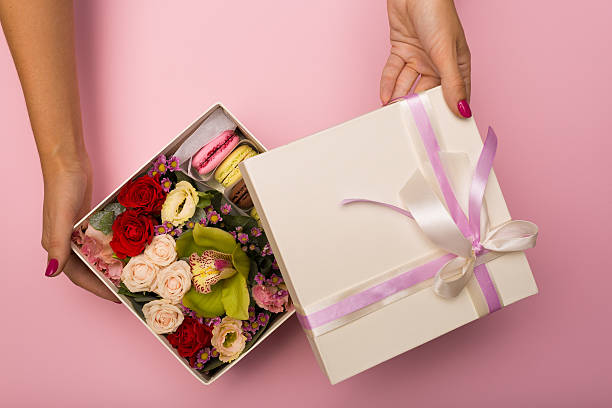 istock Flowers and macaroons in a hat-box 611615792