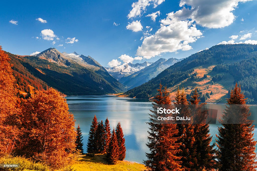 Herbstansicht mit rotem Laub der Alpen mit See - Lizenzfrei Herbst Stock-Foto