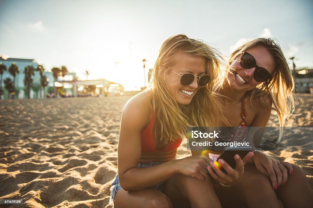 La felicidad tiene un día en la playa  - Foto de stock de Playa libre de derechos