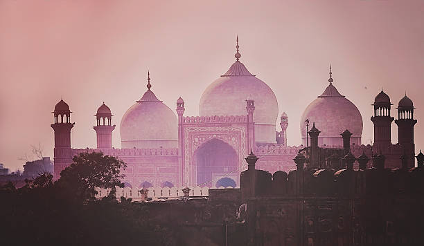 cúpulas de la mezquita badshahi - punjab fotografías e imágenes de stock