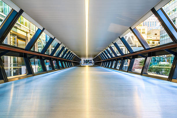 pont piétonnier de canary wharf - canary wharf railway station photos et images de collection