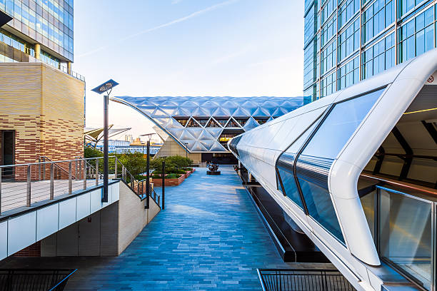 pont piétonnier de canary wharf - canary wharf railway station photos et images de collection