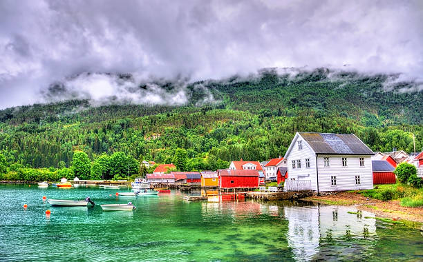 hafen in lustrafjordenfjord, solvorn dorf - norwegen - sogn og fjordane county stock-fotos und bilder