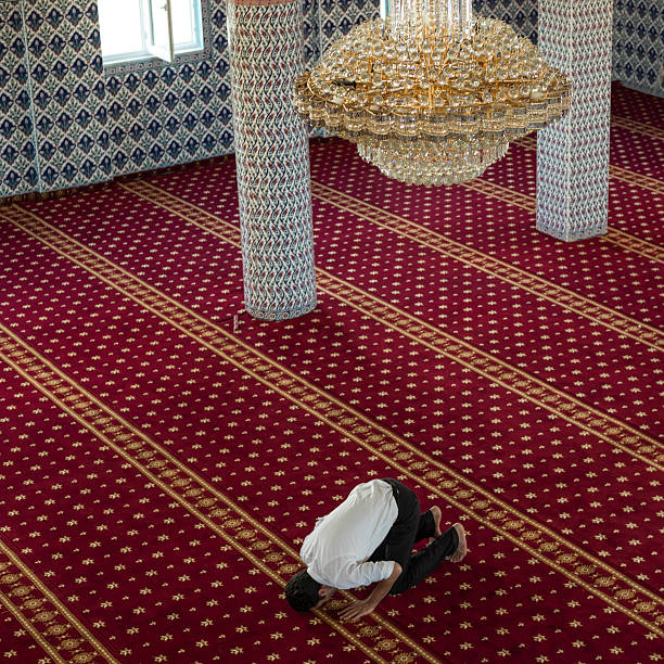 wysoki kąt portret muzułmańskiego człowieka modląc meczet - salah zdjęcia i obrazy z banku zdjęć