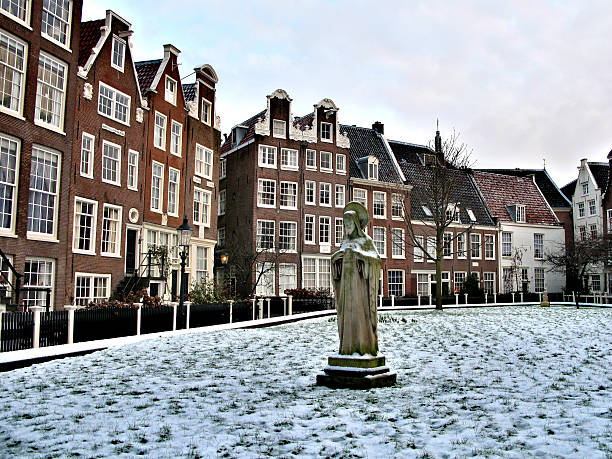 istock Beautiful winter Amsterdam, Holland 611626732
