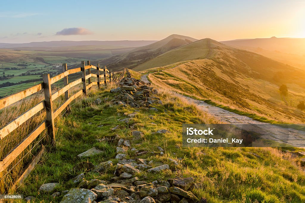Bergweg gebadet in goldenem Sonnenlicht. - Lizenzfrei Derbyshire Stock-Foto