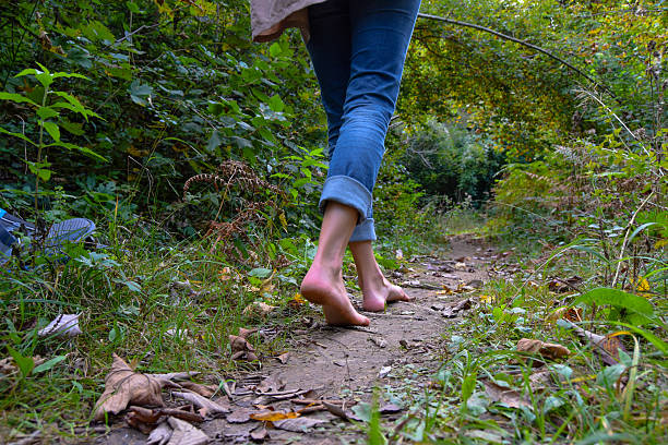 a piedi attraverso la foresta - scalzo foto e immagini stock