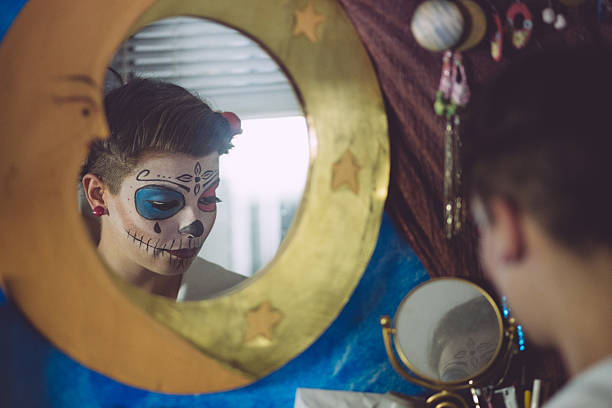 istock Sugar Skull Girl in Moon-Shaped Mirror 611629526