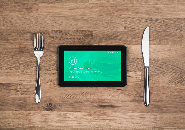 conferma online dell'ordine alimentare su tablet - table reservation foto e immagini stock