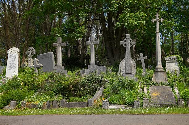 gräber auf dem ostfriedhof des highgate cemetery - highgate cemetery stock-fotos und bilder