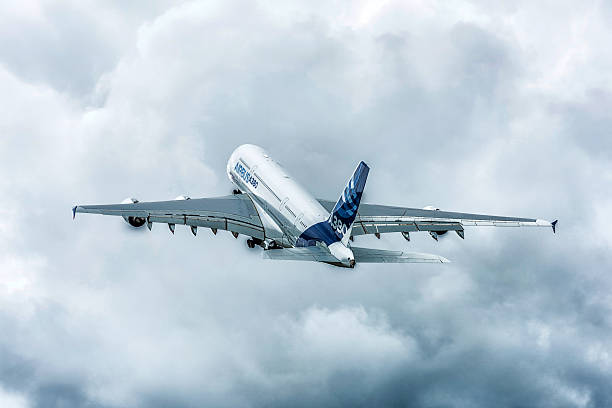 un airbus a380  - airbus photos et images de collection