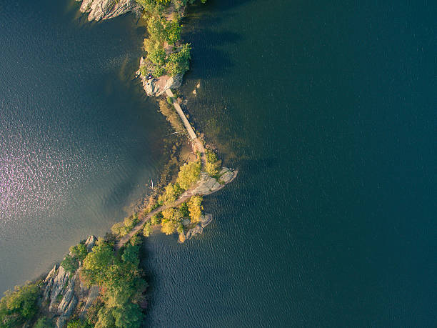 jetty path between islands in lake - coastline aerial view forest pond imagens e fotografias de stock