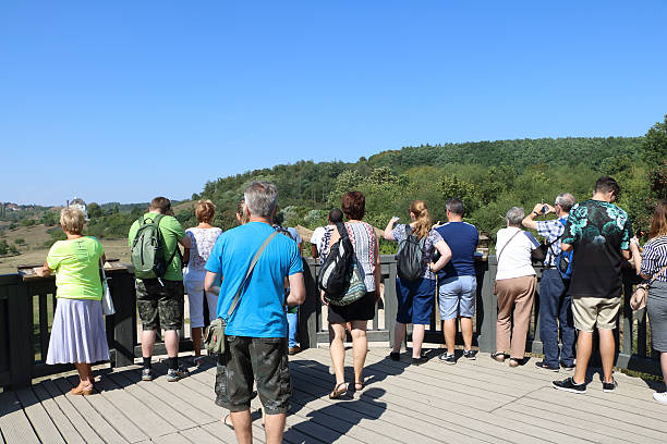 キリンの大博覧会の上に立つ人々の群衆 - tourist day prague crowd ストックフォトと画像