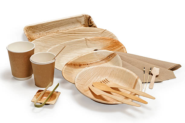 stoviglie in legno di bambù isolate su bianco - spoon plastic isolated white foto e immagini stock