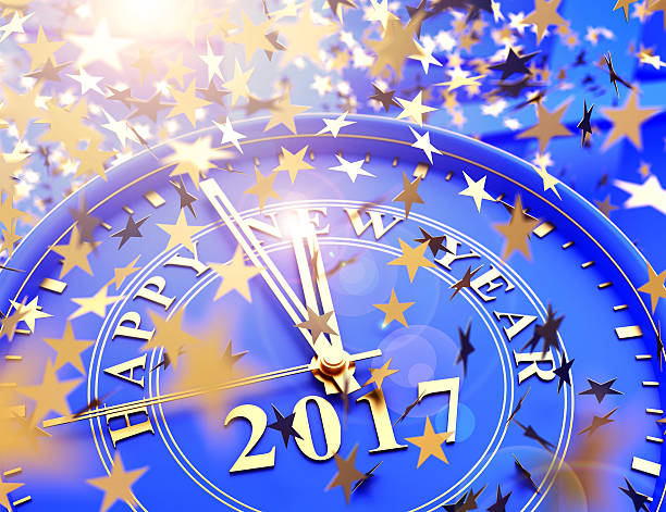 relógio mostrando últimos minutos para 2017 e estrelas caindo confete - new years eve clock the end new years day - fotografias e filmes do acervo