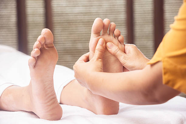 masaż stóp  - reflexology human foot foot massage therapy zdjęcia i obrazy z banku zdjęć