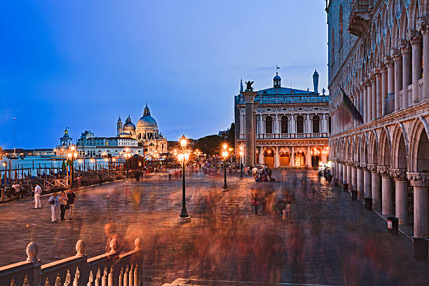 venecia marco crowd pier maria set - doges palace palazzo ducale staircase steps fotografías e imágenes de stock