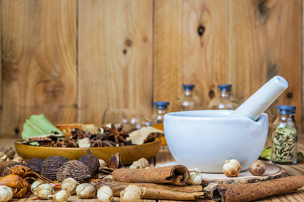 mortar grinder and herb medicine - cardamom cinnamon mortar and pestle herb imagens e fotografias de stock