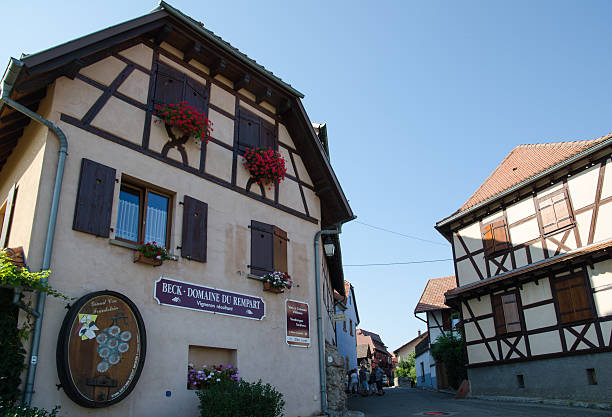 vista de la calle por rue des remparts en dambach-la-ville en francia - beck fotografías e imágenes de stock