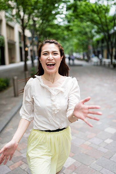 retrato casual de mujer japonesa en la calle - fine art portrait portrait street looking at camera fotografías e imágenes de stock