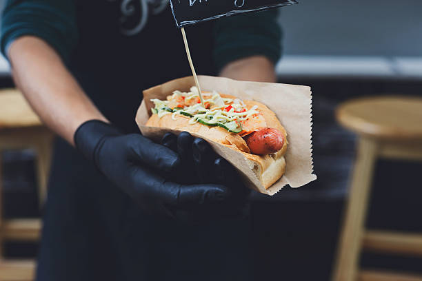 fast food de rua, cachorro-quente com salsicha grelhada - street food - fotografias e filmes do acervo