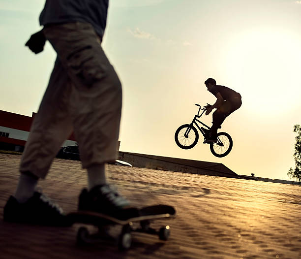 adolescente em uma bicicleta - bmx cycling sport teenagers only teenager imagens e fotografias de stock