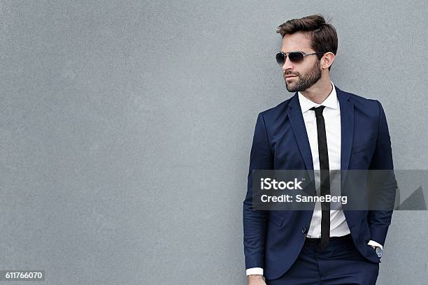 Foto de Homem De Negócios Em Cinza e mais fotos de stock de 30-34 Anos - 30-34 Anos, Adulto, Adulto de idade mediana