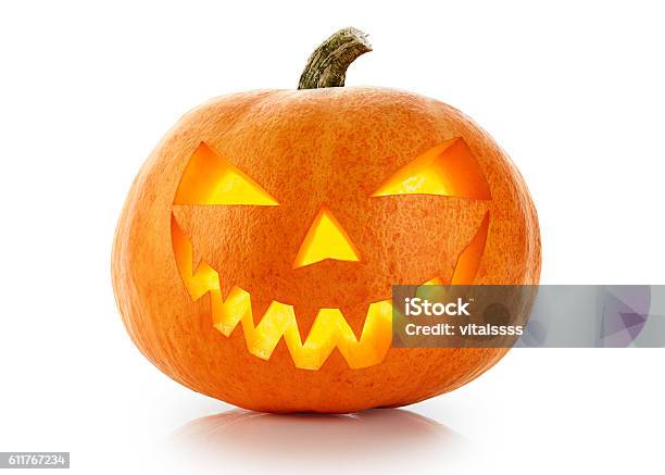 Foto de Cabeça De Abóbora De Halloween Mal Isolada Em Fundo Branco e mais fotos de stock de Moranga - Cucúrbita