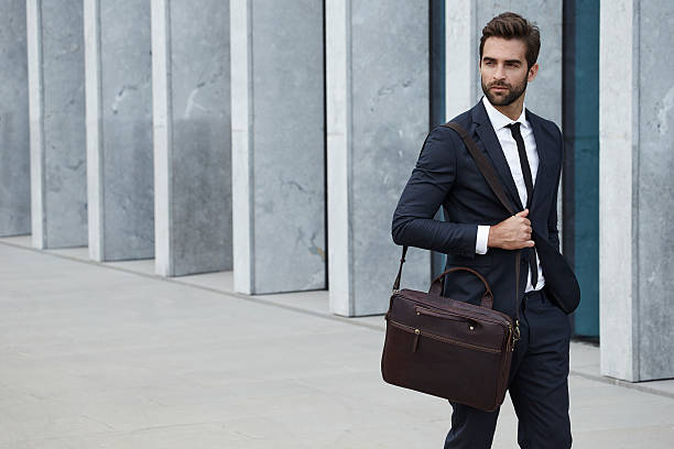 empresario con maletín - men briefcase business bag fotografías e imágenes de stock