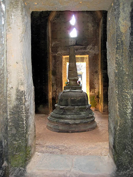 preah khan, reino de angkor, siem reap, camboja. - banyan tree asian ethnicity art cambodia - fotografias e filmes do acervo