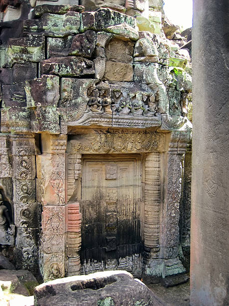 preah khan, reino de angkor, siem reap, camboja. - banyan tree asian ethnicity art cambodia - fotografias e filmes do acervo