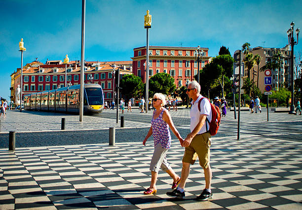 turisti maturi in place massena nice, francia - city of nice france massena city foto e immagini stock