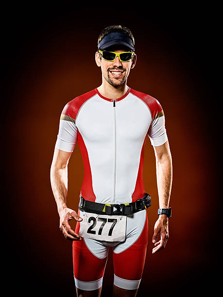 uomo corridore corre isolato ironman-triathlon - jogging ironman triathalon triathlon ironman foto e immagini stock